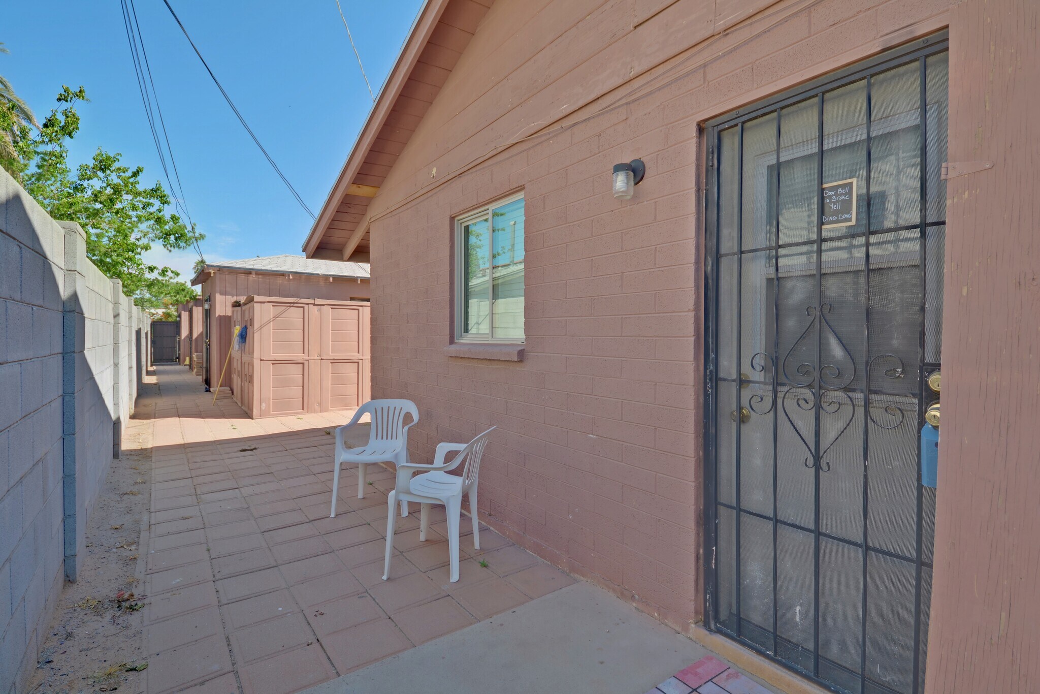 Building Photo - 2437 E Clarendon Ave