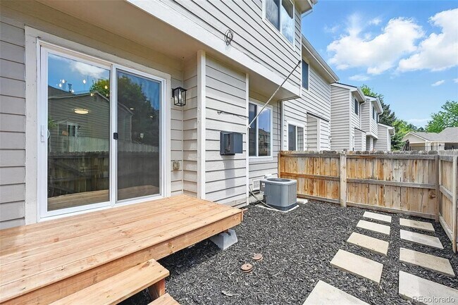 Building Photo - Beautiful, updated, spacious unit!
