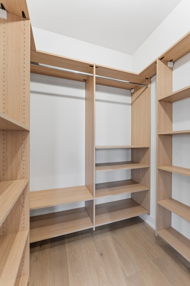 Building Photo - 7518 N Eastlake Terrace