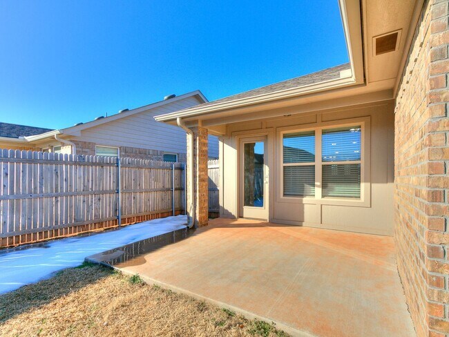 Building Photo - 3 bedroom, 2 bathroom, 2 car garage