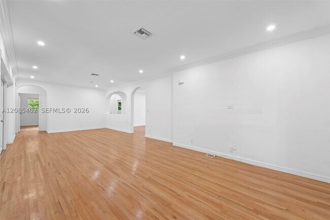 Building Photo - 921 Alava Ave