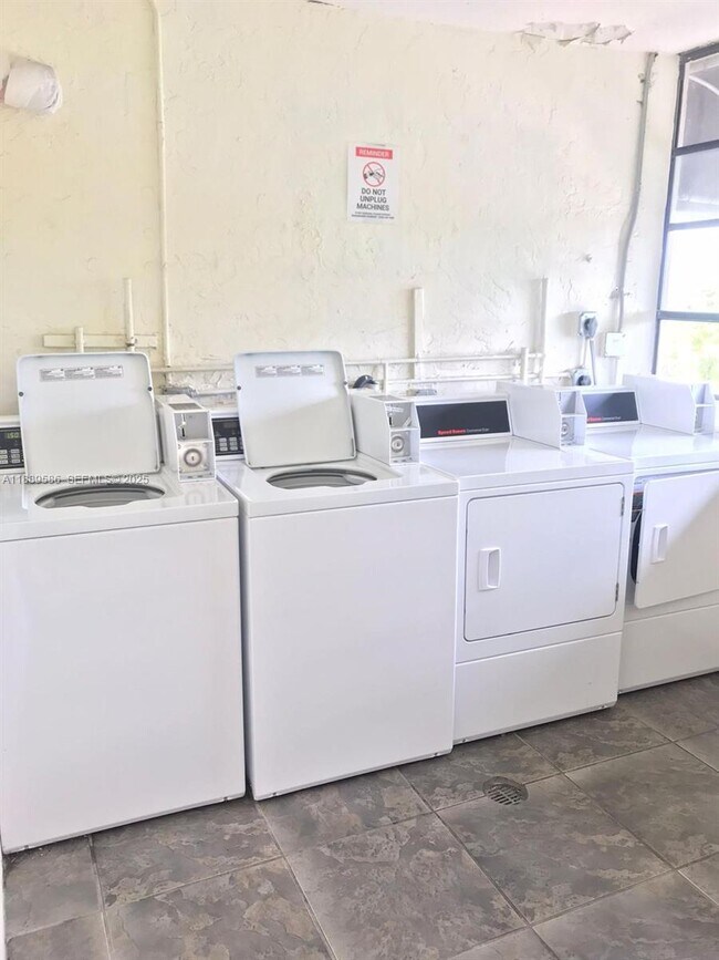 Building Photo - 2701 Riverside Dr