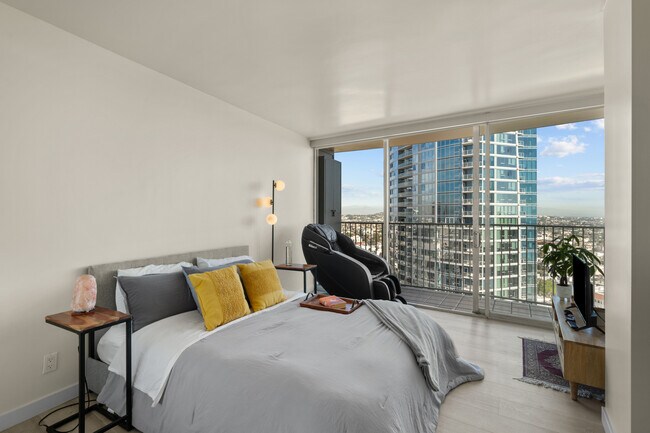 Building Photo - 700 E Ocean Blvd