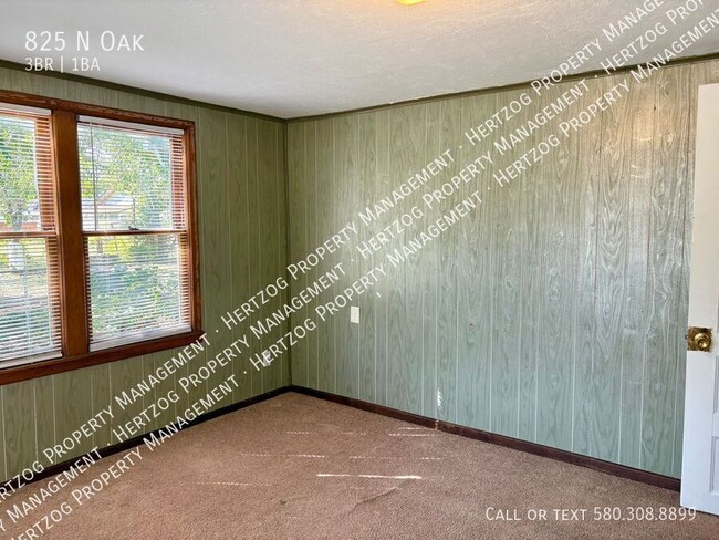 Building Photo - 825 N Oak-