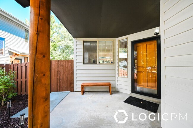 Building Photo - 1034 Lincoln Ln