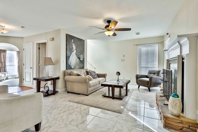 Building Photo - Furnished or Unfurnished 4 Bedroom with Internet Included!