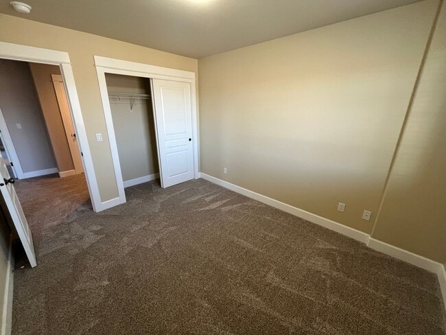 Building Photo - Beautiful and Spacious 4 Bed/2.5 Bath Home in NW Bend