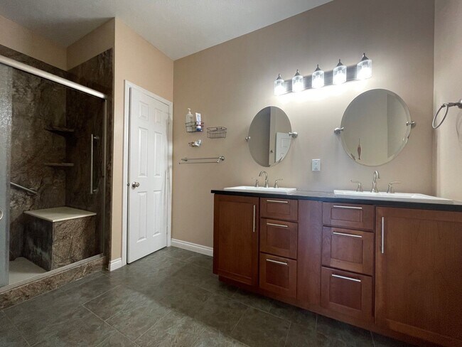 Building Photo - Town Home For Rent Bellevue!