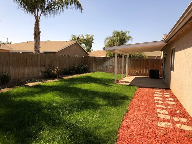 Building Photo - Immaculate 3 Bedroom, 2 Bath Home on Corner Lot