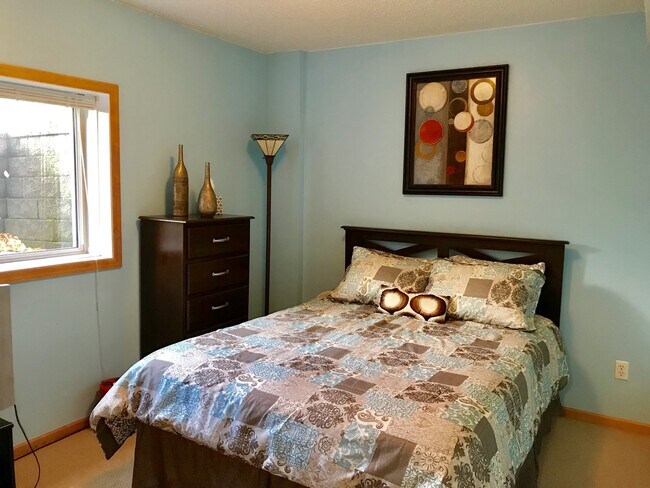 Building Photo - Beautiful 3 Br / 2.5 Ba TH w/ Granite Counters, Hdwd Flrs, 2 Car Garage in Eden Prairie!