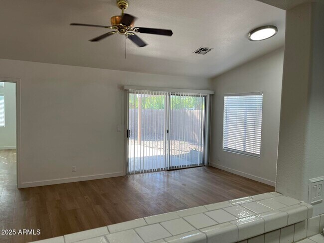 Building Photo - 262 S Springs Dr