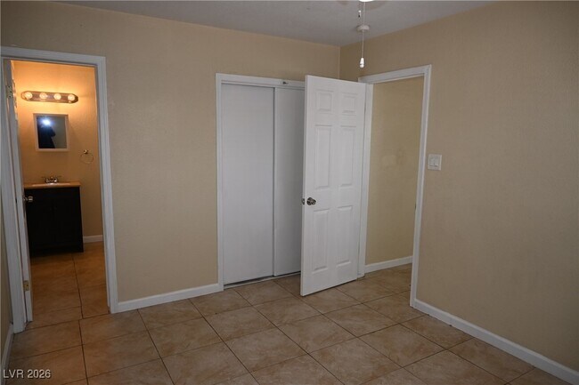 Building Photo - 320 N 16th St