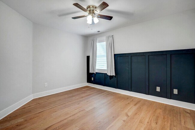Building Photo - AVAILABLE FOR MOVE-IN AUGUST 10, 2026-BEAUTIFUL HOME ON A HILL!  FIRST FLOOR MASTERBEDROOM!