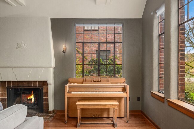 Building Photo - $2000 OFF 1 Months Rent with a Lease Start...