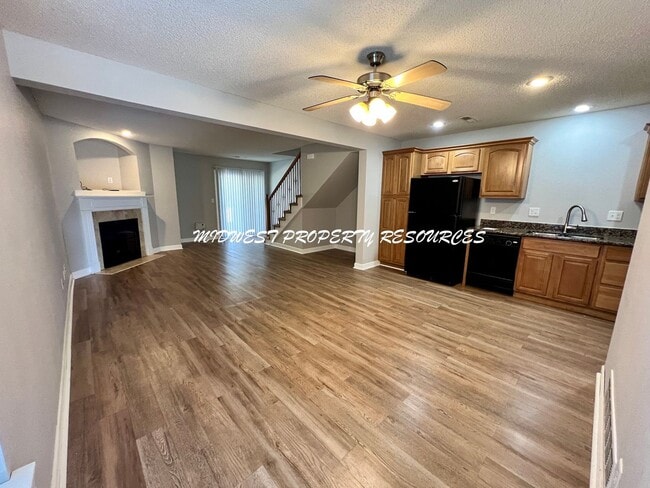 Building Photo - Stunning 3 Bedroom townhome w/ outdoor Maintenance provided