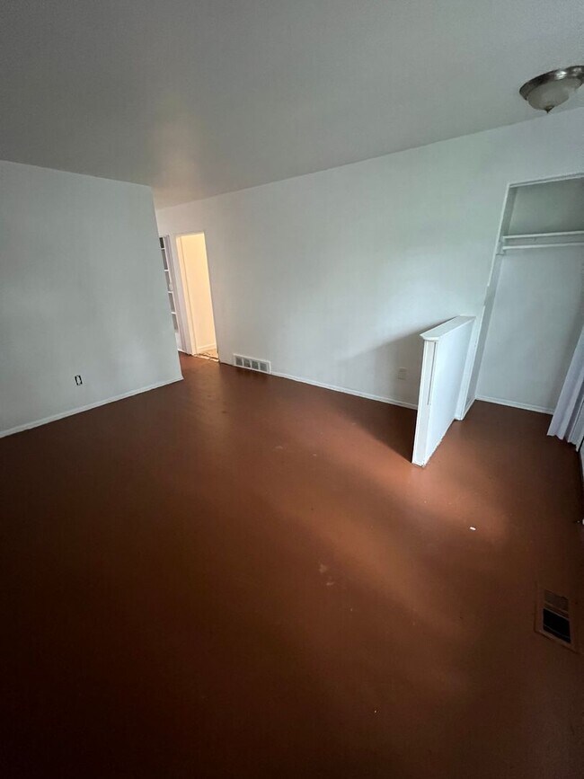 Building Photo - 3 Bedroom 1.5 Bath - $1200