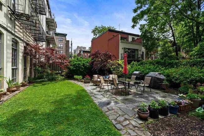 Building Photo - 205 14th St