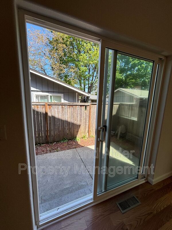 Building Photo - 347 Norway St NE