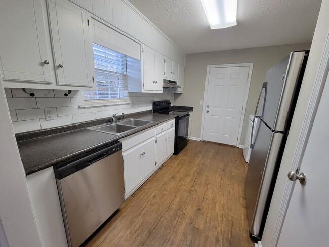 Building Photo - 014 University Ct