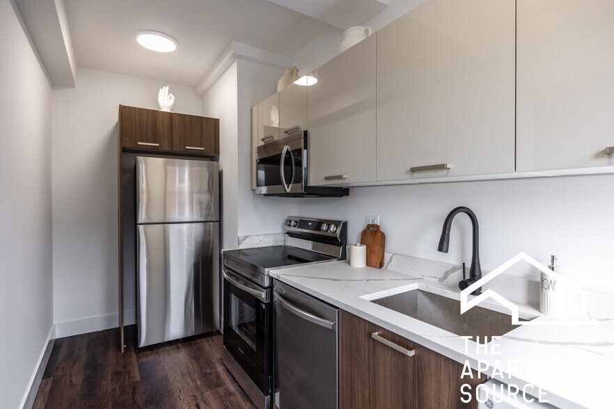 Building Photo - 1555 W Hollywood Ave