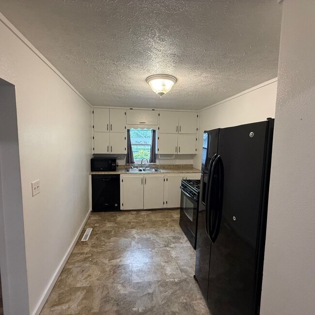 Building Photo - 3 bedroom 1 bath Bungalow with Large fenced in back yard available now.