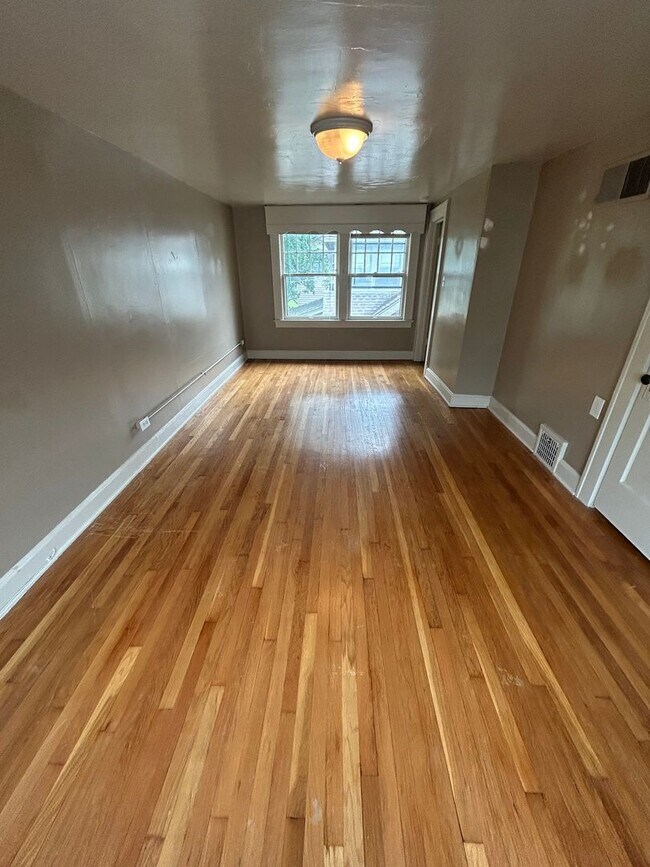 Building Photo - 3 BED 1.5 BATH HOME near UMKC! $1700.00!!!
