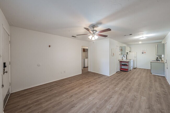 Building Photo - Super cute 2 bedroom 1 bath duplex