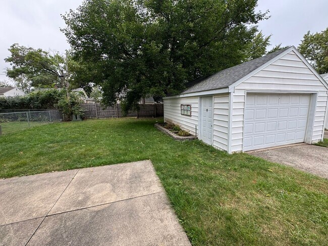 Building Photo - 3 Bedroom Cedar Falls House