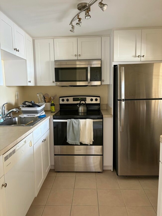 Building Photo - 1830 Embassy Dr