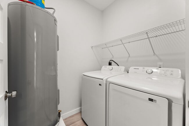 Building Photo - 2566 Oak St