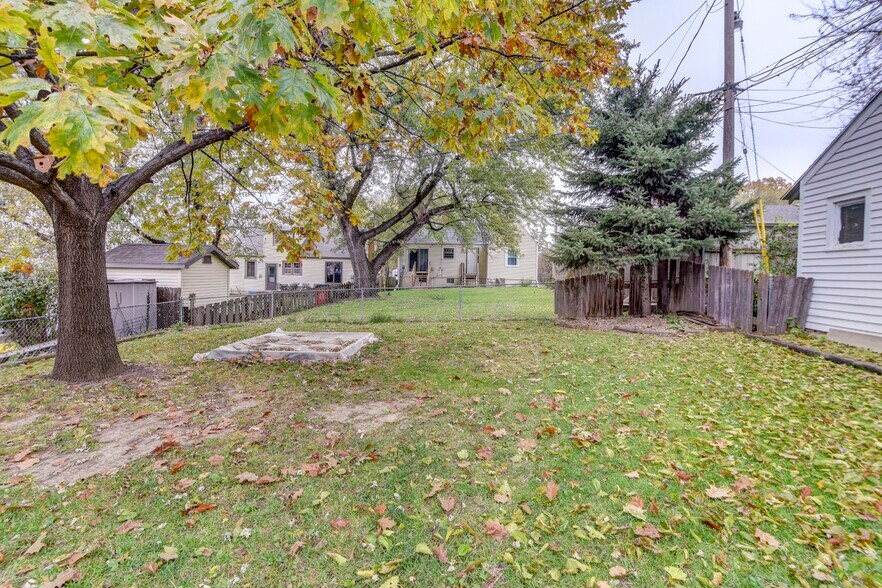 Primary Photo - 5210 Rees St