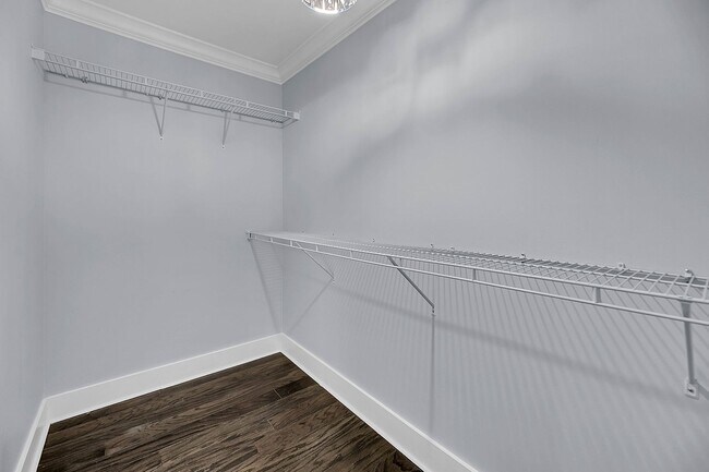 Building Photo - Centrally Located and Beautifully Renovate...
