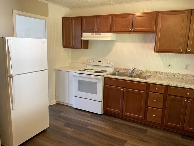 Building Photo - Come see this duplex that is conveniently ...