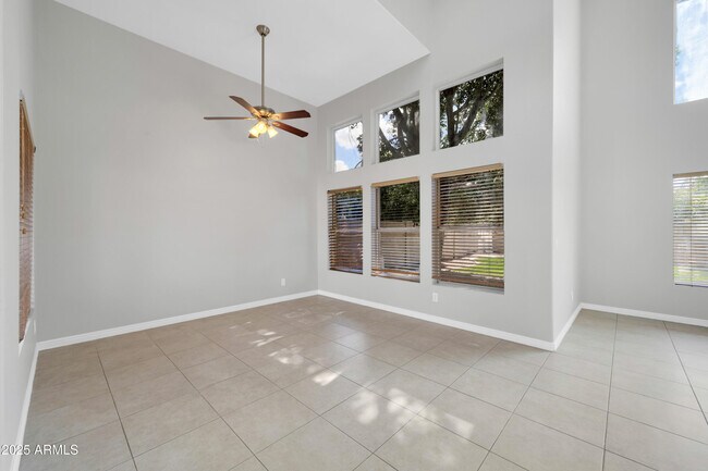 Building Photo - 913 W Juanita Ave