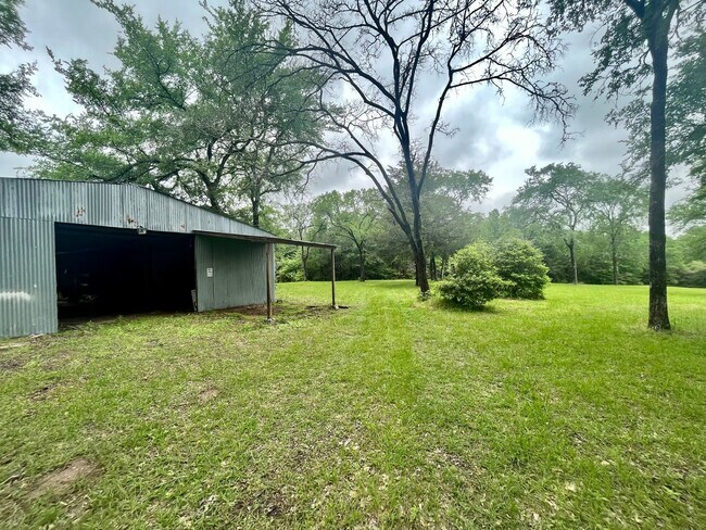 Building Photo - Beautiful 3/2 Farmhouse on Acreage