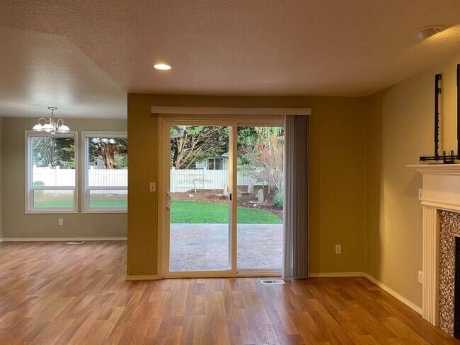 Building Photo - ? Beautifully Updated Home in a Peaceful, Highly Desirable Fisher’s Landing Community ?