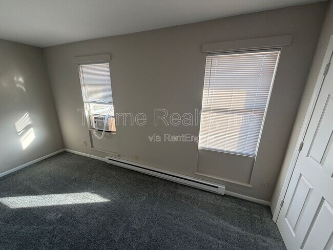 Building Photo - 402 E Northern Blvd