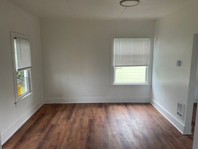 Building Photo - Cozy one bedroom with den and 1 car garage.  Nicely located right in the middle of town.