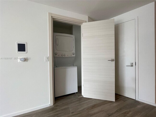 Building Photo - 801 S Miami Ave