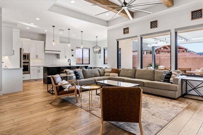 Building Photo - "Beautiful 4-Bed Oasis with 2.5 Baths in Serene Dixie Springs Community"