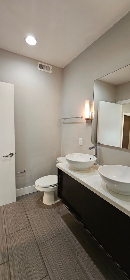 Building Photo - Contemporary Townhome East side of Downtow...