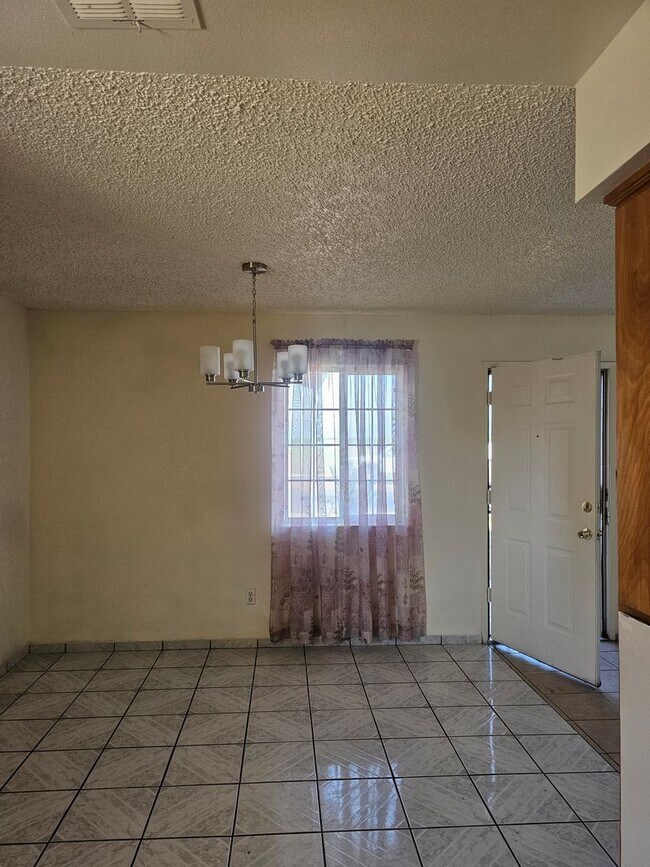 Building Photo - 3 Bedroom 2 Bath Orosi Home!