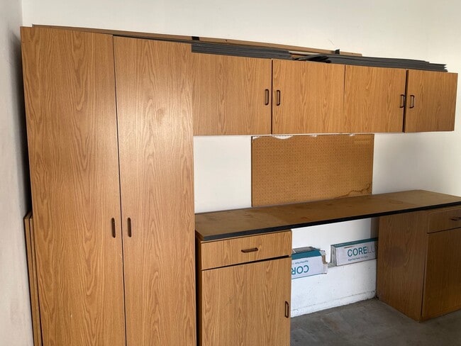 Building Photo - Spacious 4 Bedroom Townhouse Style Condo i...