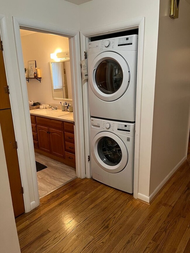 Building Photo - FULLY FURNISHED Midtown Three Bedroom Spac...