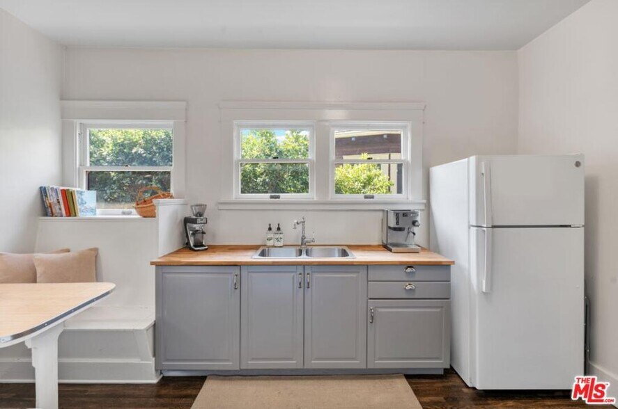 Building Photo - 2938 1/2 S La Salle Ave