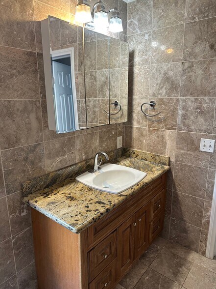 Master Bathroom - 1845 Reed Ave