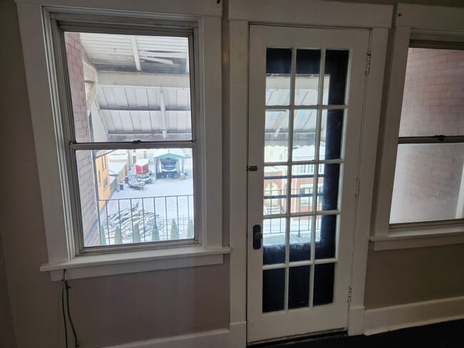 Building Photo - Large 2 -3 Bedroom Apartment in Heart of Beaver Falls! Central Air! NO APPLICATION FEE!!