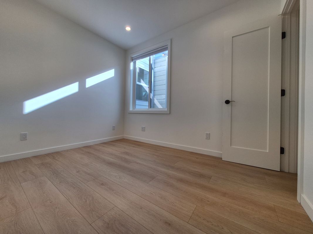 Building Photo - 723 38th Ave