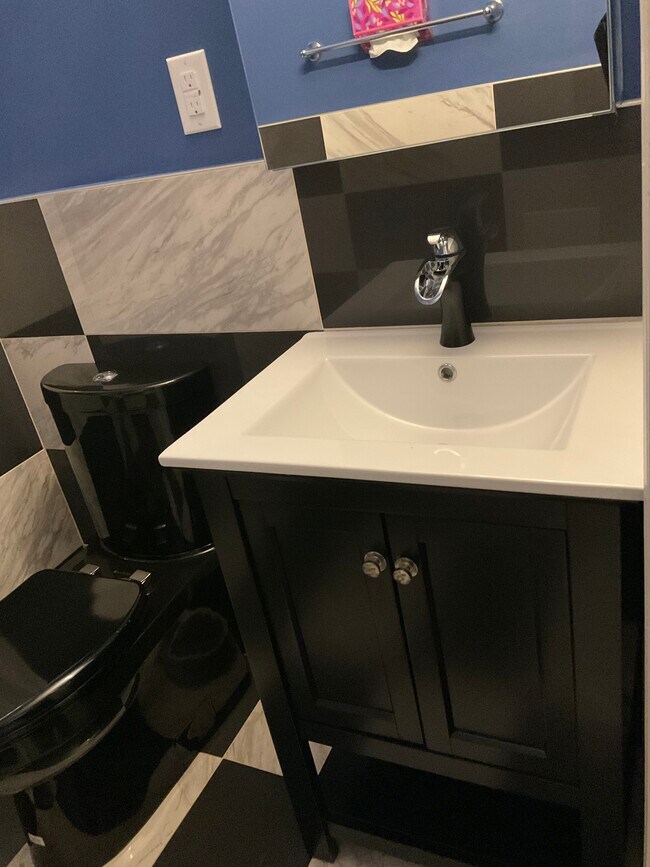 Building Photo - 701 Lamont St NW