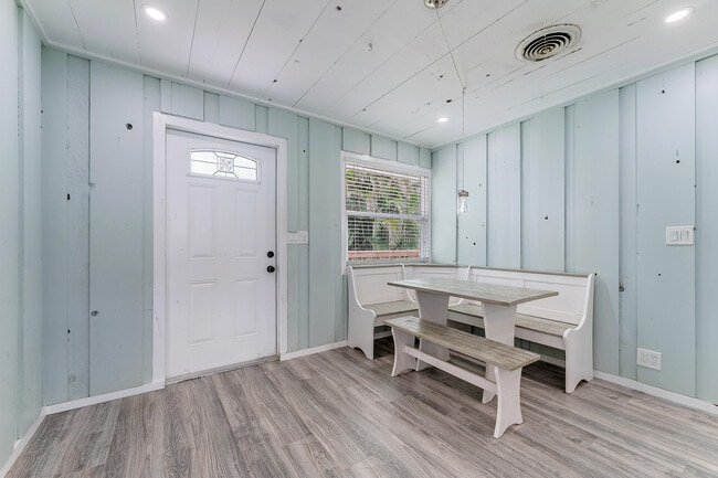 Building Photo - 856 SW Rustic Cir